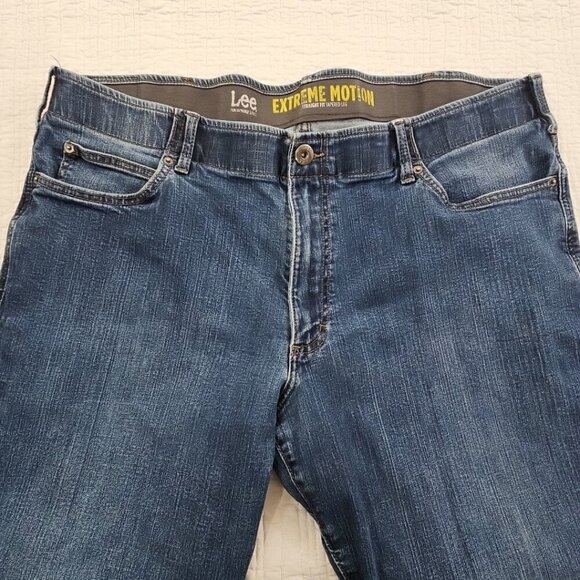 Lee Jeans Men's 42x30 Extreme Motion Tapered Leg Medium Wash Straight Fit EUC - Picture 9 of 16